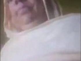 Pakistani MILF's sexy show in HD