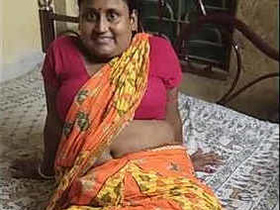 Desi housewife shows off her erotic navel in village video