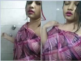 Indian beauty Desi flaunts her breasts and takes a bath