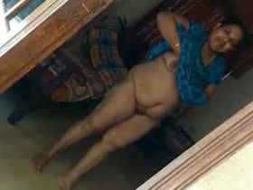 Mallu aunt flaunts her bosom and mound
