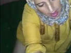 Pakistani bhabhi wears hijab while giving oral pleasure