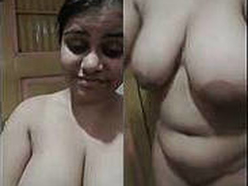 Desi Auntie's intimate display of her body