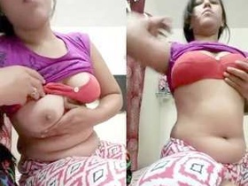 Desi bhabi flaunts her nice breasts
