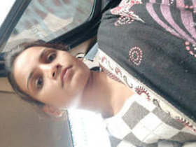 Desi girl gets hot and heavy in MMS video