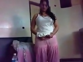 Amber and her boyfriend have steamy hotel room sex in Lahore