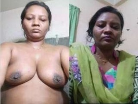 Desi auntie flaunts her naked body during a video call