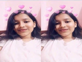 A stunning Indian woman unveils her naked figure