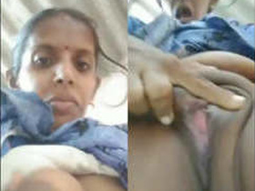 Tamil auntie flaunts her naked body