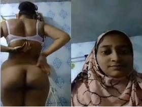 Cute Indian girl flaunts her butt