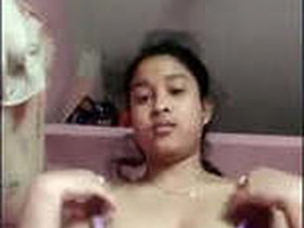 Desi Indian girl flaunts her body parts in a seductive manner
