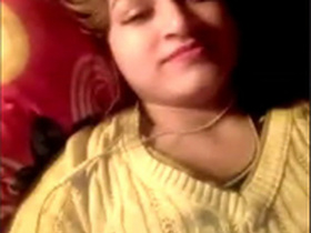Horny Desi auntie shares nude selfies online