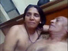 Desi auntie flaunts her big breasts in selfies