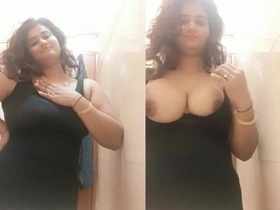 Desi Indian babe flaunts her huge breasts