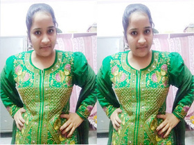 Exclusive video of Indian girl bathing in the nude