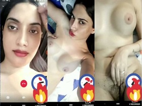 Indian girl takes nude selfies and sends them as MMS