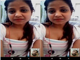 Indian girl flaunts her boobs in amateur porn video