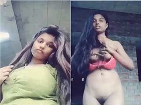 Exclusive video of a cute girl exposing her body