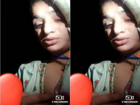 Amateur Pakistani bhabhi bares her boobs and pussy in exclusive video