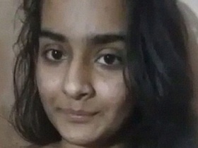 Pakistani desi girl bares it all in MMS selfies