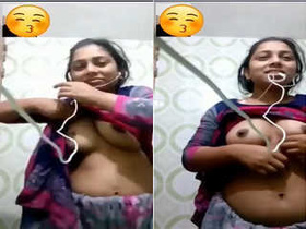 Amateur Indian girl flaunts her big boobs in exclusive video