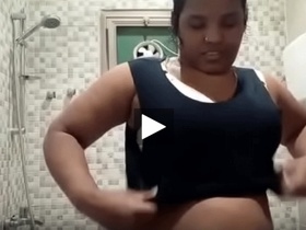 A Tamil woman changes her clothes in the bathroom and sends a video message