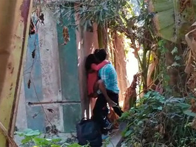 Desi couple gets naughty in the open air