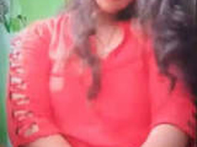 Desi girl flaunts her ample bosom in a steamy video