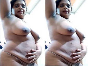 Watch a gorgeous Indian bhabhi show off her curves in the bath