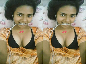 Cute Indian girl flaunts her body parts in exclusive video