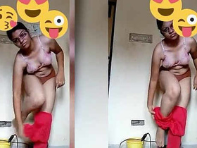 Indian babe takes nude selfies for her boyfriend