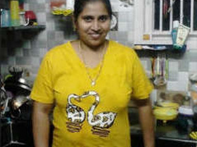 Telugu aunt with big tits in the bath