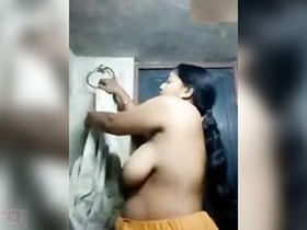 Desi MILF's explicit MMS video showcasing her curves