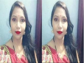 A Desi bhabhi films her bathing session
