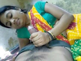 Indian bhabhi gives a sensual handjob in Punheta