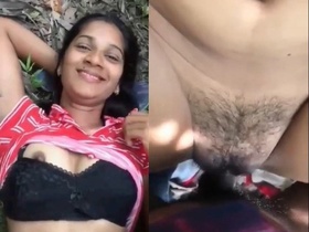 Indian girl sucks and fucks in outdoor MMS