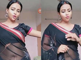 Sexy girl in saree gets her belly button pleasured