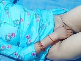 Desi babe invites a cock to enter her cave