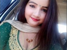 Adorable girl sends MMS of herself