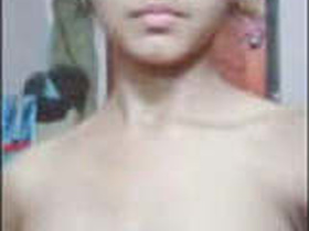 Desi girl records her nude body in a seductive manner