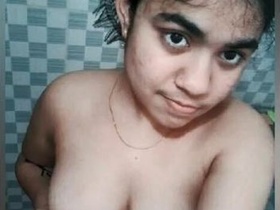 Cute Desi girl gets naked in the bathtub