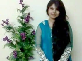 Indian college girl sends MMS of herself