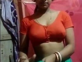 Desi bhabi opens her saree in village setting