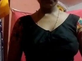 Bhabhi strips off her saree and shows off her naked body