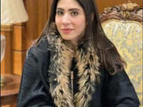 Pakistani supergirl with huge breasts in a steamy video