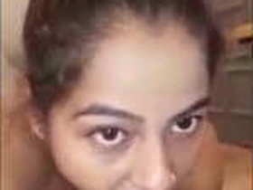 Amateur desi girl gives a blowjob in HD video