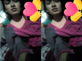 Amateur Indian girl gets naughty with her fingers