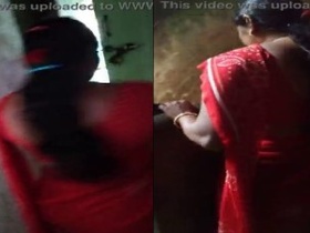 Tamil housewife in sexy saree gets naughty on camera