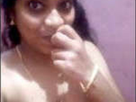 Mallu babe captures her naked body in a seductive selfie