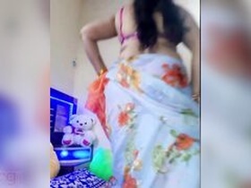 Indian bhabhi shows off her big boobs and naked body in live video