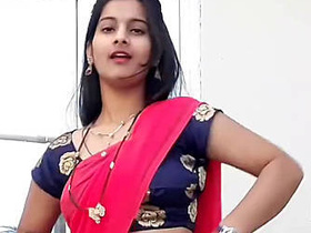 Shivani Thakur flaunts her belly button in a sizzling video